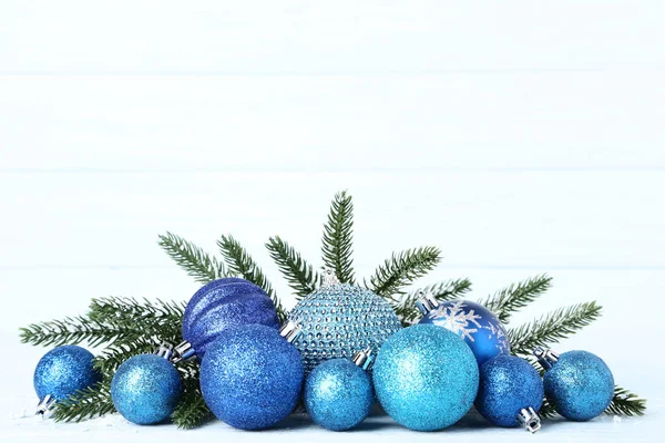 Kerstballen Met Spar Boomtakken Houten Tafel — Stockfoto