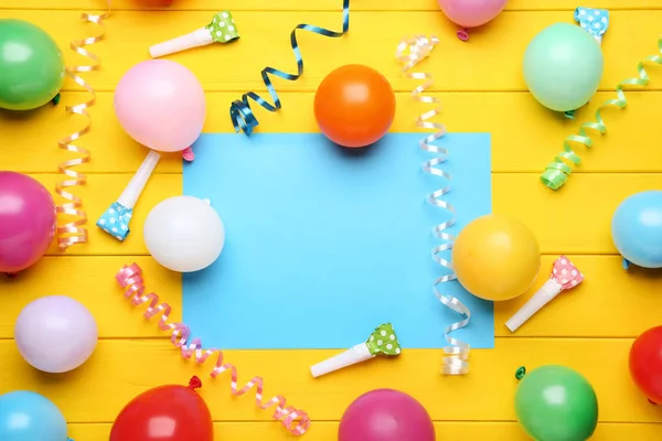 Globos Coloridos Con Hoja Papel Blanco Sobre Mesa Madera Amarilla — Foto de Stock