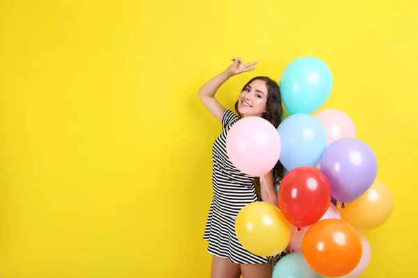 Niedliches Mädchen Mit Bunten Luftballons Auf Gelbem Hintergrund — Stockfoto