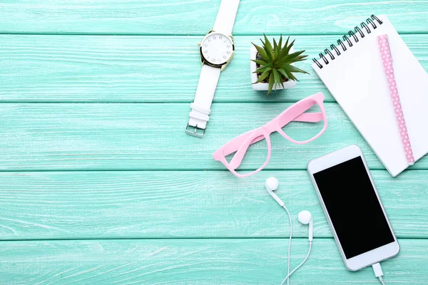 Smartphone Mit Kopfhörer Brille Und Notizbuch Auf Holztisch — Stockfoto