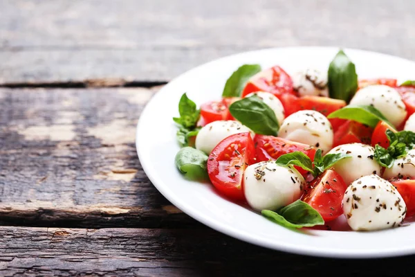 Mozzarella Tomaten Basilicum Bladeren Plaat Houten Tafel — Stockfoto