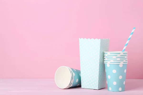 Tazas Papel Azul Con Pajitas Sobre Fondo Rosa —  Fotos de Stock