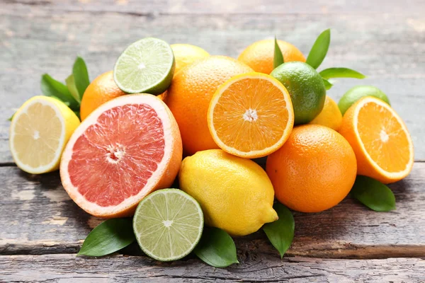 Citrusvruchten Met Groene Bladeren Houten Tafel — Stockfoto