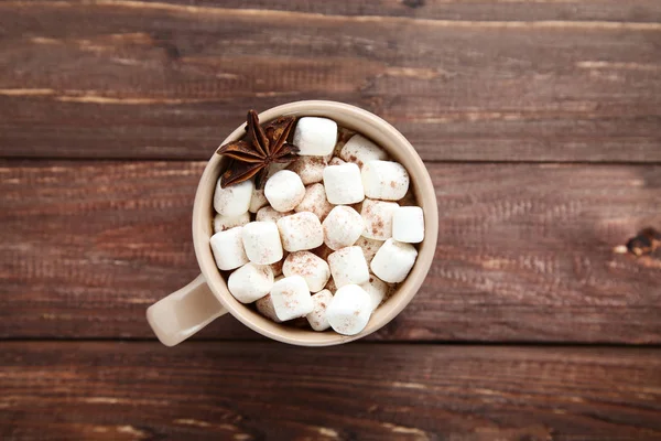 Cappuccino Com Marshmallows Xícara Mesa Madeira Marrom — Fotografia de Stock