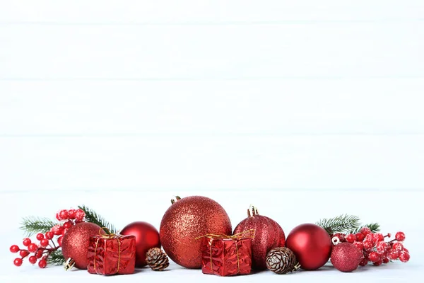 Kerstballen Met Kegels Houten Tafel — Stockfoto