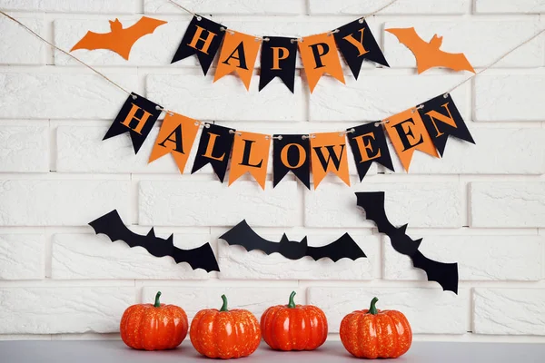 Calabazas Halloween Naranja Con Murciélagos Papel Sobre Fondo Pared Ladrillo — Foto de Stock