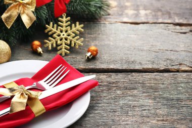 Ahşap masa üzerinde plaka ve Noel süslemeleri ile mutfak bıçakları