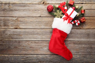 Köknar-ağaç dalları ve Noel dekorasyonları ahşap masa üzerinde çorap kırmızı