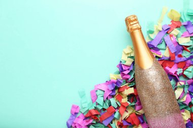 Nane arka plan üzerinde renkli konfeti ile şampanya şişesi