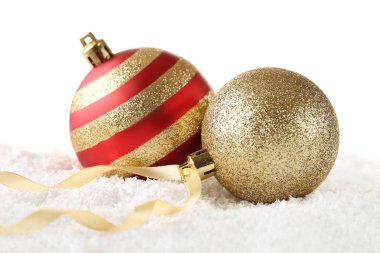 Beyaz arka plan üzerinde yeni Noel baubles