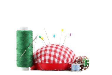 İğnelik beyaz arka plan üzerinde renkli iplik