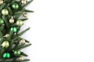 Beyaz arka plan üzerinde baubles ile Noel köknar ağacı dalları