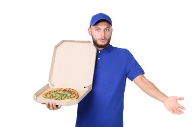 Teslimatçı beyaz arka plan üzerinde izole karton kutu içinde pizza ile