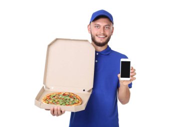 Teslimatçı pizza karton kutu ve beyaz arka plan üzerinde izole smartphone ile