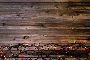 Noel çelenk ışıklar açık kahverengi ahşap masa