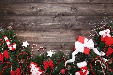 Ahşap masa süslemeleri ile Noel köknar ağacı dalları