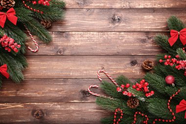 Üzerinde kahverengi ahşap masa süslemeleri ile Noel köknar ağacı dalları