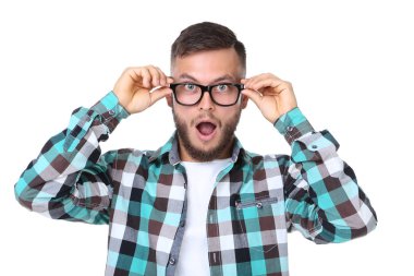 Beyaz arka plan üzerinde izole gözlüklü genç adam