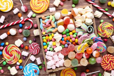 Tatlı şeker ve lolipop sepeti kahverengi ahşap tablo