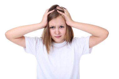 Beyaz arka plan üzerinde sevimli genç kız