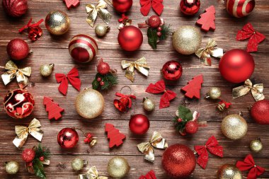 Renkli Noel süsleri kahverengi ahşap tablo