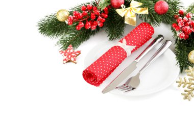 Beyaz arka plan üzerinde plaka ve Noel süslemeleri ile mutfak bıçakları