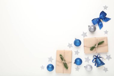 Noel hediye kutuları baubles ve beyaz arka plan üzerinde yıldız