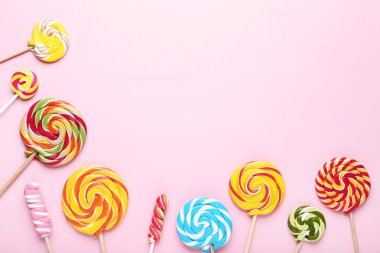 Pembe bir arka plan üzerinde renkli lolipop