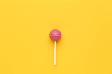 Sarı zemin üzerine tatlı lolipop