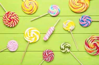 Yeşil ahşap masa üzerinde renkli lolipop