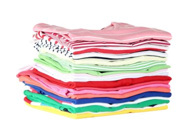 Beyaz arka plan üzerinde katlanmış elbise yığını