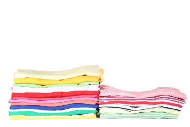 Beyaz arka plan üzerinde katlanmış elbise yığını