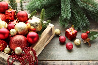 Kırmızı ve altın Noel baubles köknar ağacı dalları ile sandık içinde