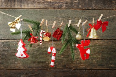 Yılbaşı süsleri ve köknar ağacı dalları ipte asılı