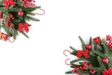 Beyaz arka plan üzerinde süslemeleri ile Noel köknar ağacı dalları