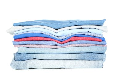 Beyaz arka plan üzerinde izole katlanmış elbise yığını