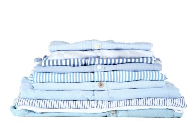 Katlanmış gömlek beyaz arka plan üzerinde izole yığını