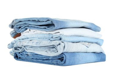 Beyaz arka plan üzerinde izole katlanmış kot yığını