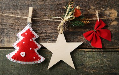 İpte asılı Noel süsleri