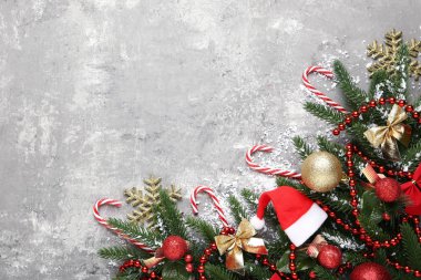Baston şekerler ve gri ahşap masa süslemeleri ile Noel köknar ağacı dalları