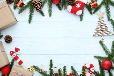 Noel dekorasyonları ahşap masa üzerinde hediye kutuları ile