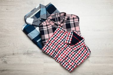 Gömlek ahşap masa üzerinde katlanmış