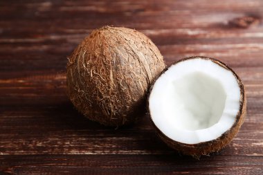 Ahşap masa üzerinde olgunlaşmış hindistancevizi