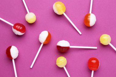 Koyu kırmızı zemin üzerine tatlı lolipop