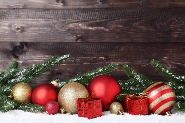 köknar ahşap arka plan ağaç dalları ile Noel süsleri