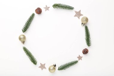 Köknar ağacı dalları baubles ve beyaz arka plan üzerinde koni ile