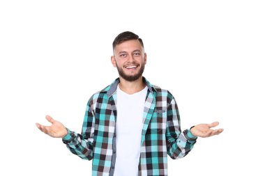 Beyaz arka plan üzerinde izole tişörtlü genç adam