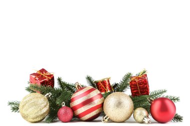 Renkli Noel baubles ile köknar ağacı dalları beyaz arka plan üzerinde