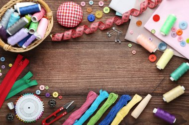 Kahverengi ahşap masa üzerinde dikiş aksesuarları