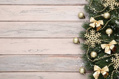 Ahşap masa süslemeleri ile Noel köknar ağacı dalları